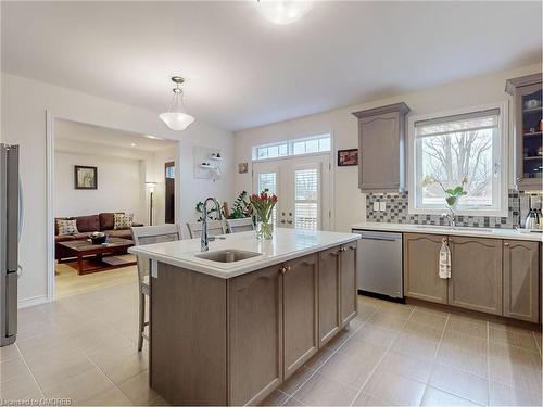 4 Hennessey Cres Crescent, Lindsay, ON - Indoor Photo Showing Kitchen