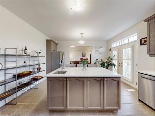 4 Hennessey Cres Crescent, Lindsay, ON - Indoor Photo Showing Kitchen