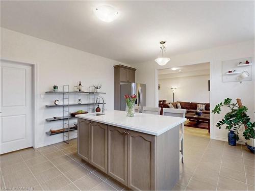 4 Hennessey Cres Crescent, Lindsay, ON - Indoor Photo Showing Kitchen