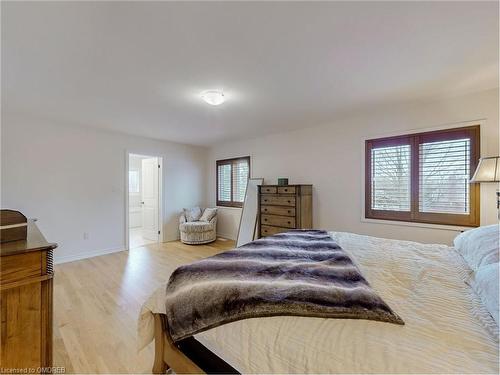 4 Hennessey Cres Crescent, Lindsay, ON - Indoor Photo Showing Bedroom