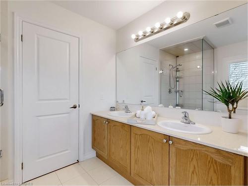 4 Hennessey Cres Crescent, Lindsay, ON - Indoor Photo Showing Bathroom