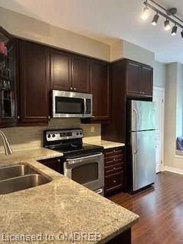 4350 Ingram Common, Burlington, ON - Indoor Photo Showing Kitchen With Double Sink