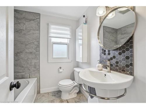 68 Wyngate Avenue, Stoney Creek, ON - Indoor Photo Showing Bathroom