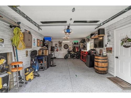 68 Wyngate Avenue, Stoney Creek, ON - Indoor Photo Showing Garage