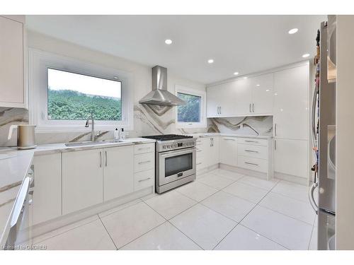 27 Arkendo Drive, Oakville, ON - Indoor Photo Showing Kitchen With Double Sink