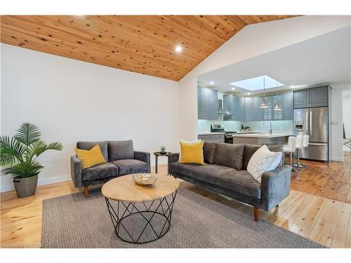 76 Macaulay Street W, Hamilton, ON - Indoor Photo Showing Living Room