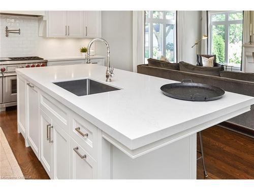 4052 Apple Valley Lane, Burlington, ON - Indoor Photo Showing Kitchen With Upgraded Kitchen