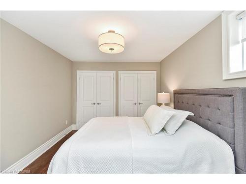 4052 Apple Valley Lane, Burlington, ON - Indoor Photo Showing Bedroom