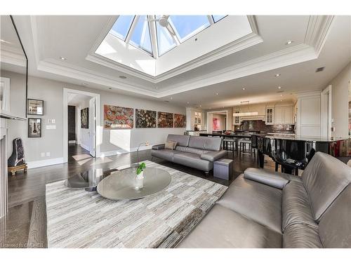 404-261 Church Street, Oakville, ON - Indoor Photo Showing Living Room