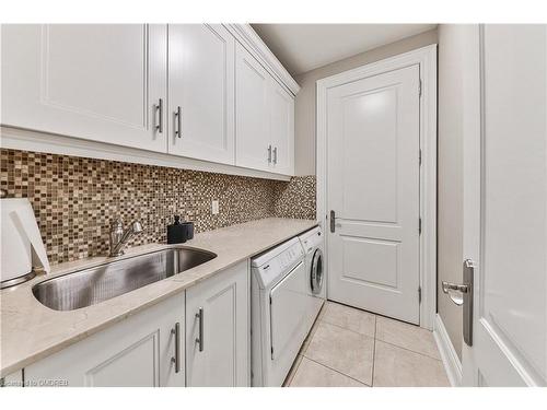 404-261 Church Street, Oakville, ON - Indoor Photo Showing Kitchen