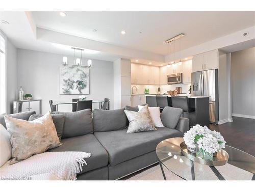 7-145 Long Branch Avenue, Etobicoke, ON - Indoor Photo Showing Living Room