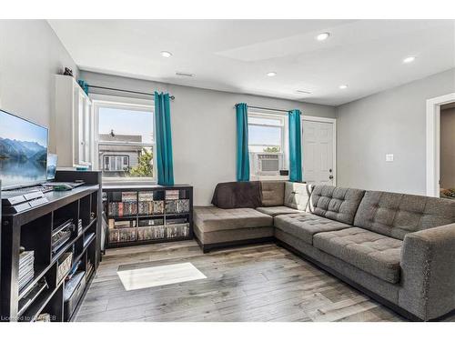 36 Sherbourne Street, St. Catharines, ON - Indoor Photo Showing Living Room