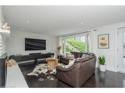 1 Terry Court, Georgetown, ON - Indoor Photo Showing Living Room