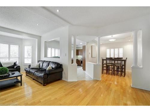 3673 Emery Drive, Mississauga, ON - Indoor Photo Showing Living Room