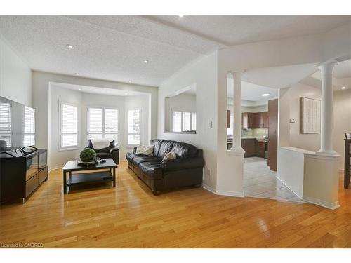 3673 Emery Drive, Mississauga, ON - Indoor Photo Showing Living Room