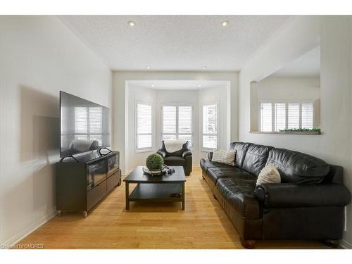 3673 Emery Drive, Mississauga, ON - Indoor Photo Showing Living Room