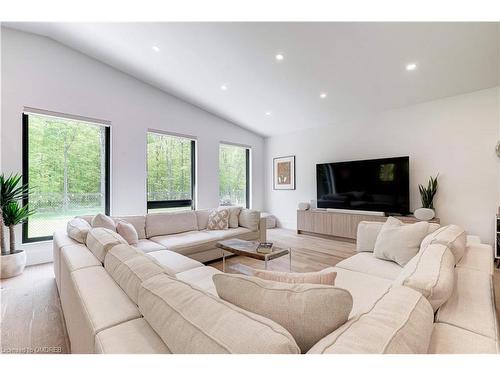 295 Allen Road, Grimsby, ON - Indoor Photo Showing Living Room