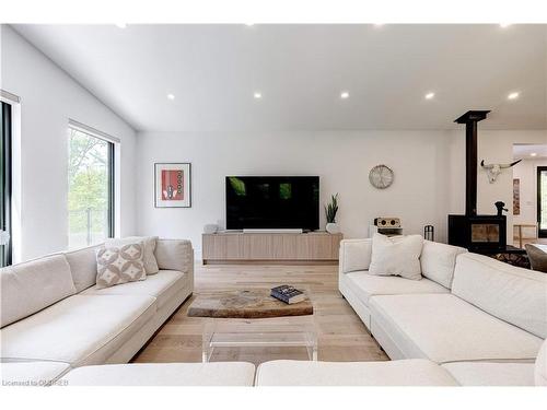 295 Allen Road, Grimsby, ON - Indoor Photo Showing Living Room