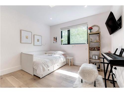 295 Allen Road, Grimsby, ON - Indoor Photo Showing Bedroom