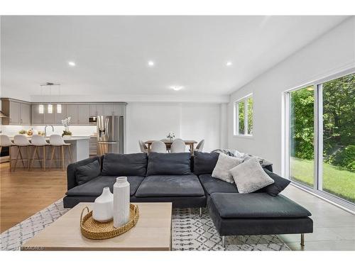 5691 Churchs Lane, Niagara Falls, ON - Indoor Photo Showing Living Room