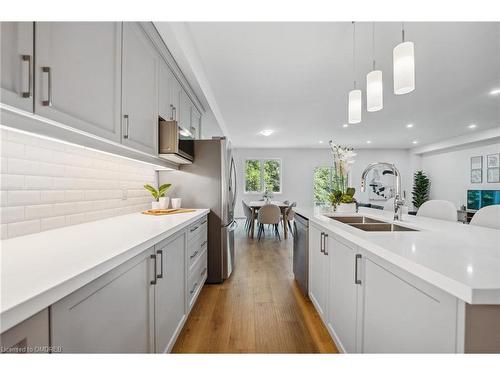 5691 Churchs Lane, Niagara Falls, ON - Indoor Photo Showing Kitchen With Double Sink With Upgraded Kitchen