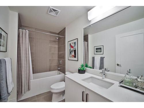 145-1575 Lakeshore Road W, Mississauga, ON - Indoor Photo Showing Bathroom