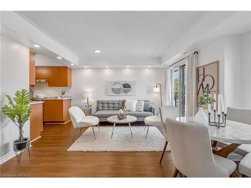 33-4620 Guildwood Way, Mississauga, ON - Indoor Photo Showing Living Room