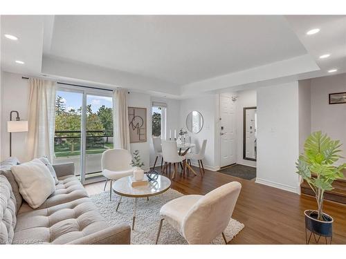 33-4620 Guildwood Way, Mississauga, ON - Indoor Photo Showing Living Room