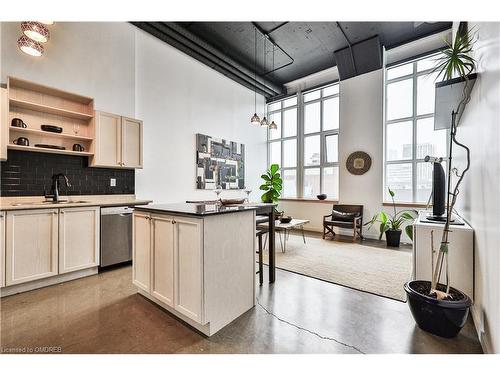 404-404 King Street W, Kitchener, ON - Indoor Photo Showing Kitchen