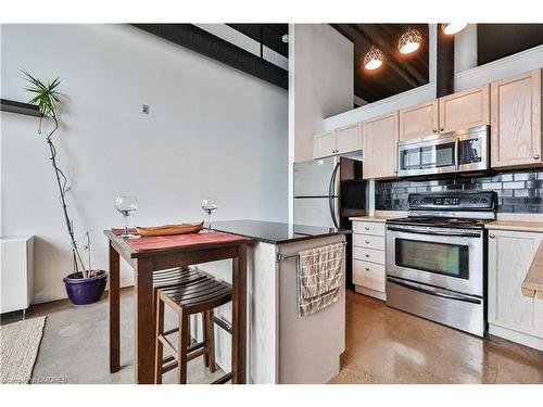 404-404 King Street W, Kitchener, ON - Indoor Photo Showing Kitchen