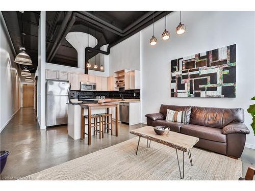 404-404 King Street W, Kitchener, ON - Indoor Photo Showing Living Room