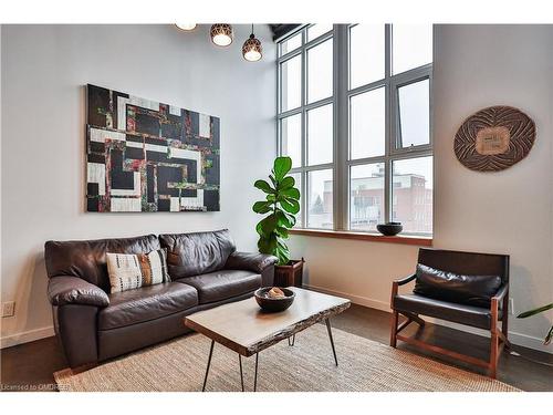 404-404 King Street W, Kitchener, ON - Indoor Photo Showing Living Room