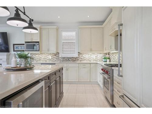 2447 Chateau Common, Oakville, ON - Indoor Photo Showing Kitchen With Upgraded Kitchen