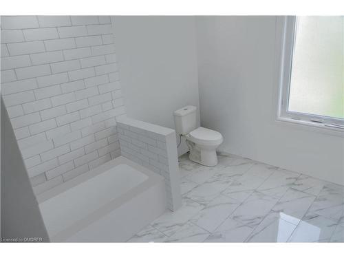 27 Seven Oaks Drive, Hamilton, ON - Indoor Photo Showing Bathroom