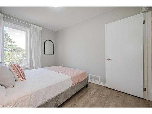 39 Alanson Street, Hamilton, ON - Indoor Photo Showing Bedroom