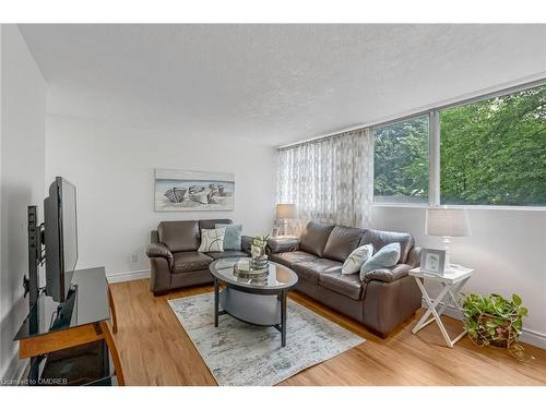 203-3700 Kaneff Crescent, Mississauga, ON - Indoor Photo Showing Living Room