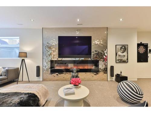 421 Randall Street, Oakville, ON - Indoor Photo Showing Living Room