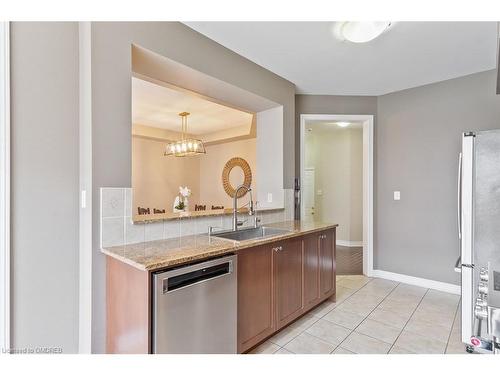 44-2019 Trawden Way, Oakville, ON - Indoor Photo Showing Kitchen