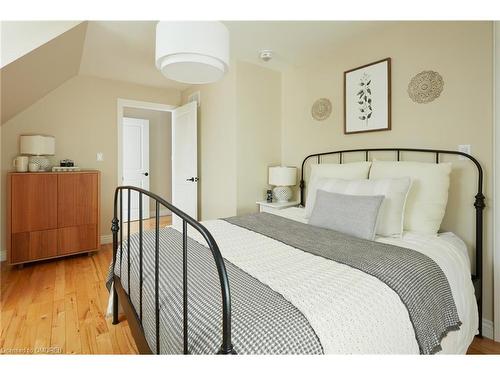 1048 Plains View Avenue, Burlington, ON - Indoor Photo Showing Bedroom