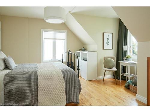 1048 Plains View Avenue, Burlington, ON - Indoor Photo Showing Bedroom