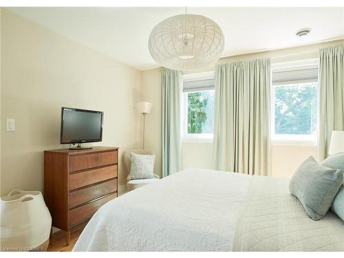 1048 Plains View Avenue, Burlington, ON - Indoor Photo Showing Bedroom