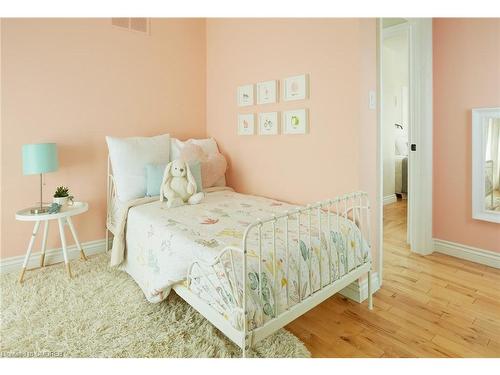 1048 Plains View Avenue, Burlington, ON - Indoor Photo Showing Bedroom