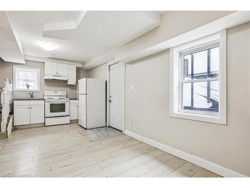 19 Bailey Street, St. Catharines, ON - Indoor Photo Showing Kitchen