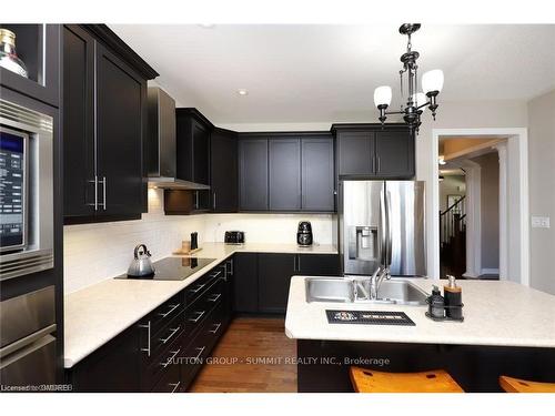 2 Ross Shiner Lane, Stouffville, ON - Indoor Photo Showing Kitchen With Upgraded Kitchen