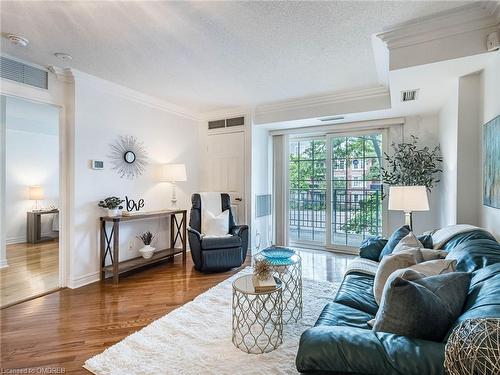 209-2301 Parkhaven Boulevard, Oakville, ON - Indoor Photo Showing Living Room