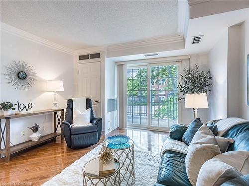 209-2301 Parkhaven Boulevard, Oakville, ON - Indoor Photo Showing Living Room