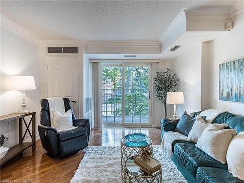 209-2301 Parkhaven Boulevard, Oakville, ON - Indoor Photo Showing Living Room