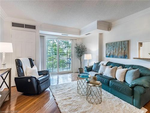 209-2301 Parkhaven Boulevard, Oakville, ON - Indoor Photo Showing Living Room