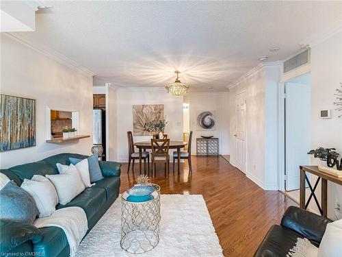 209-2301 Parkhaven Boulevard, Oakville, ON - Indoor Photo Showing Living Room