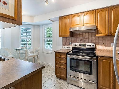 209-2301 Parkhaven Boulevard, Oakville, ON - Indoor Photo Showing Kitchen With Stainless Steel Kitchen